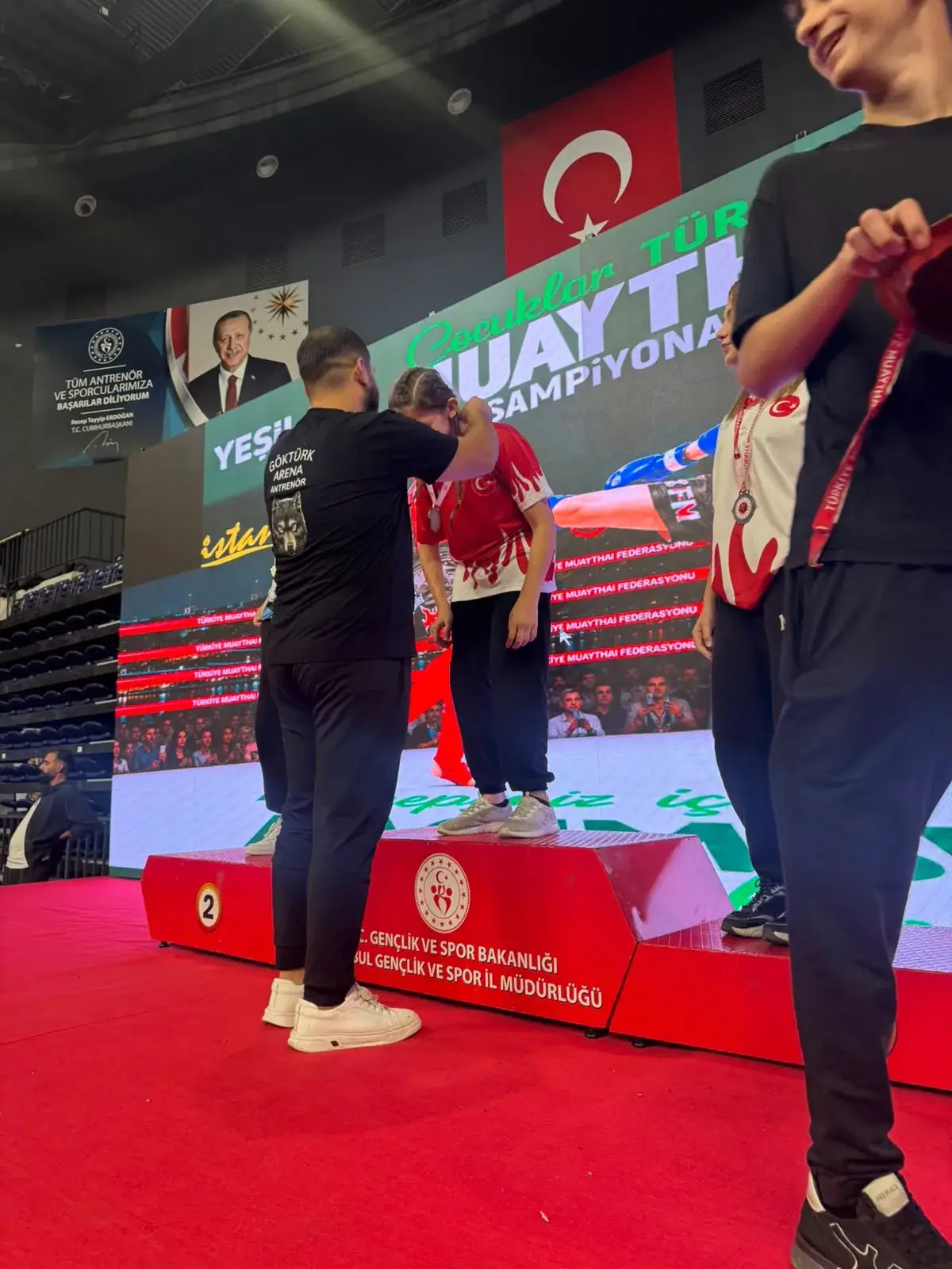 Kürsüde madalyasıyla sporcu