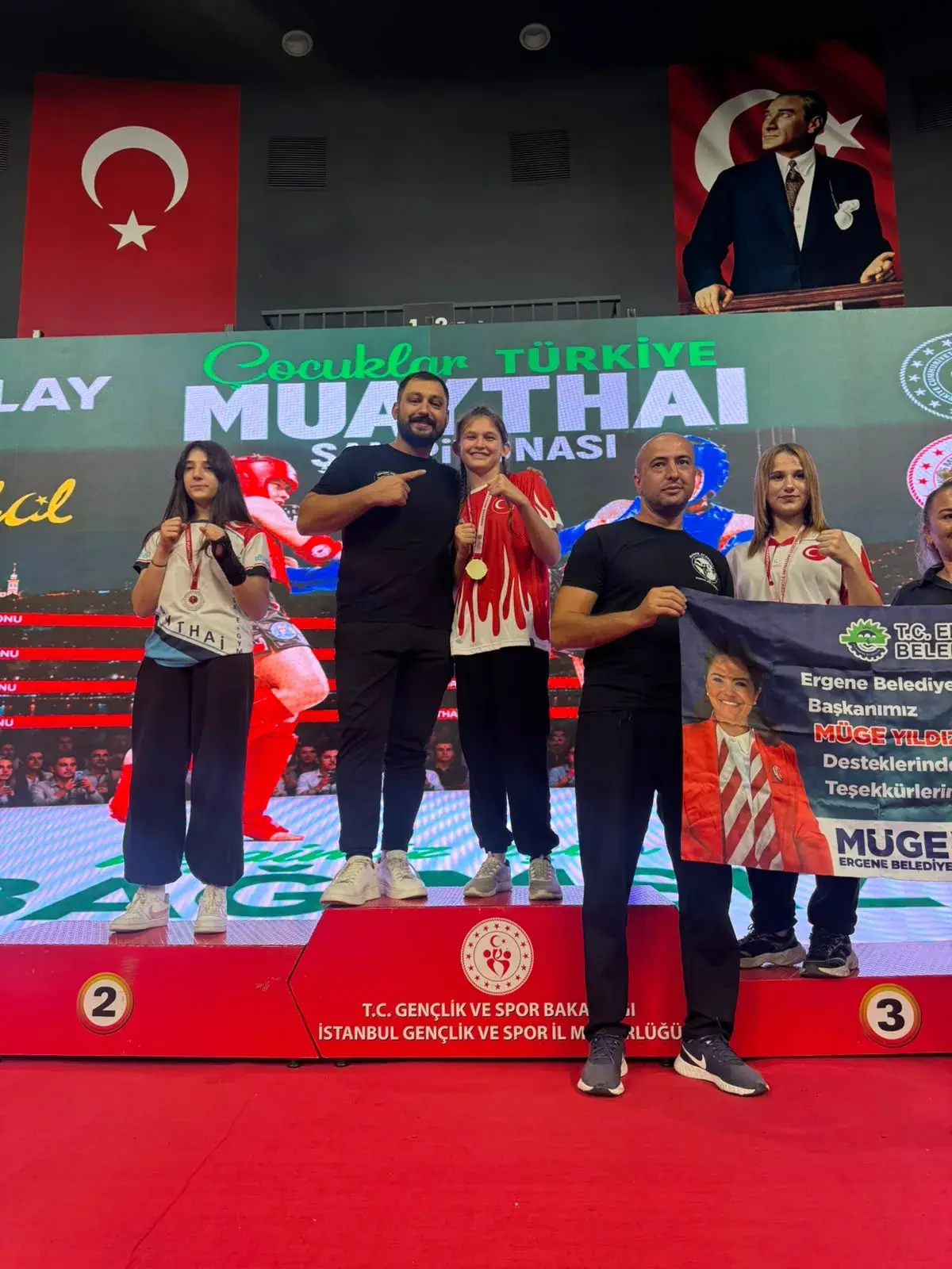 Türkiye Şampiyonası kürsüsünde madalya alan sporcular ve antrenörler