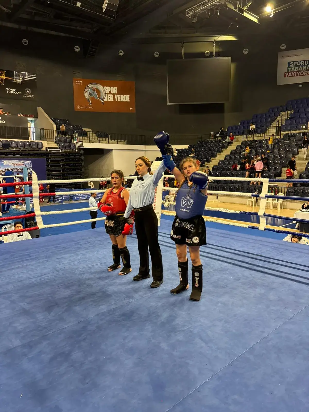 Mavi köşe sporcusunun eli kaldırılıyor