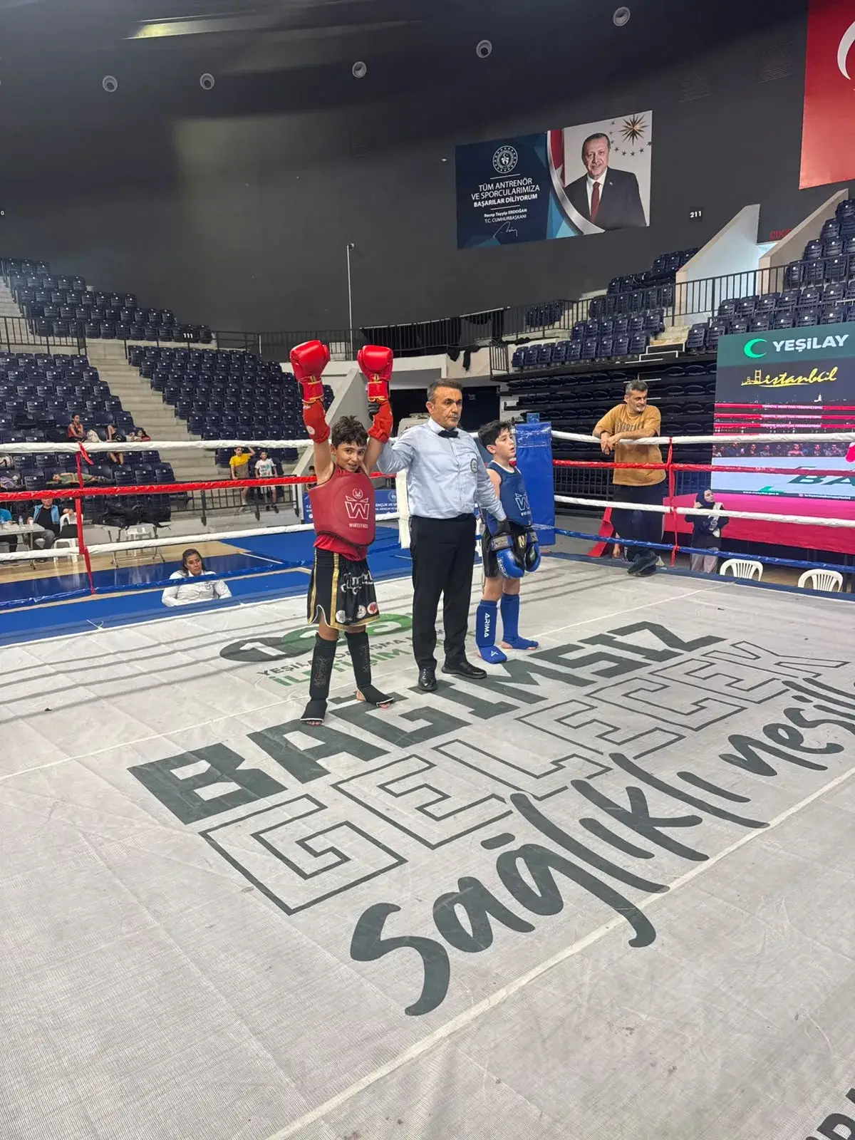 Göktürk Arena sporcusu ringde eli kaldırılırken