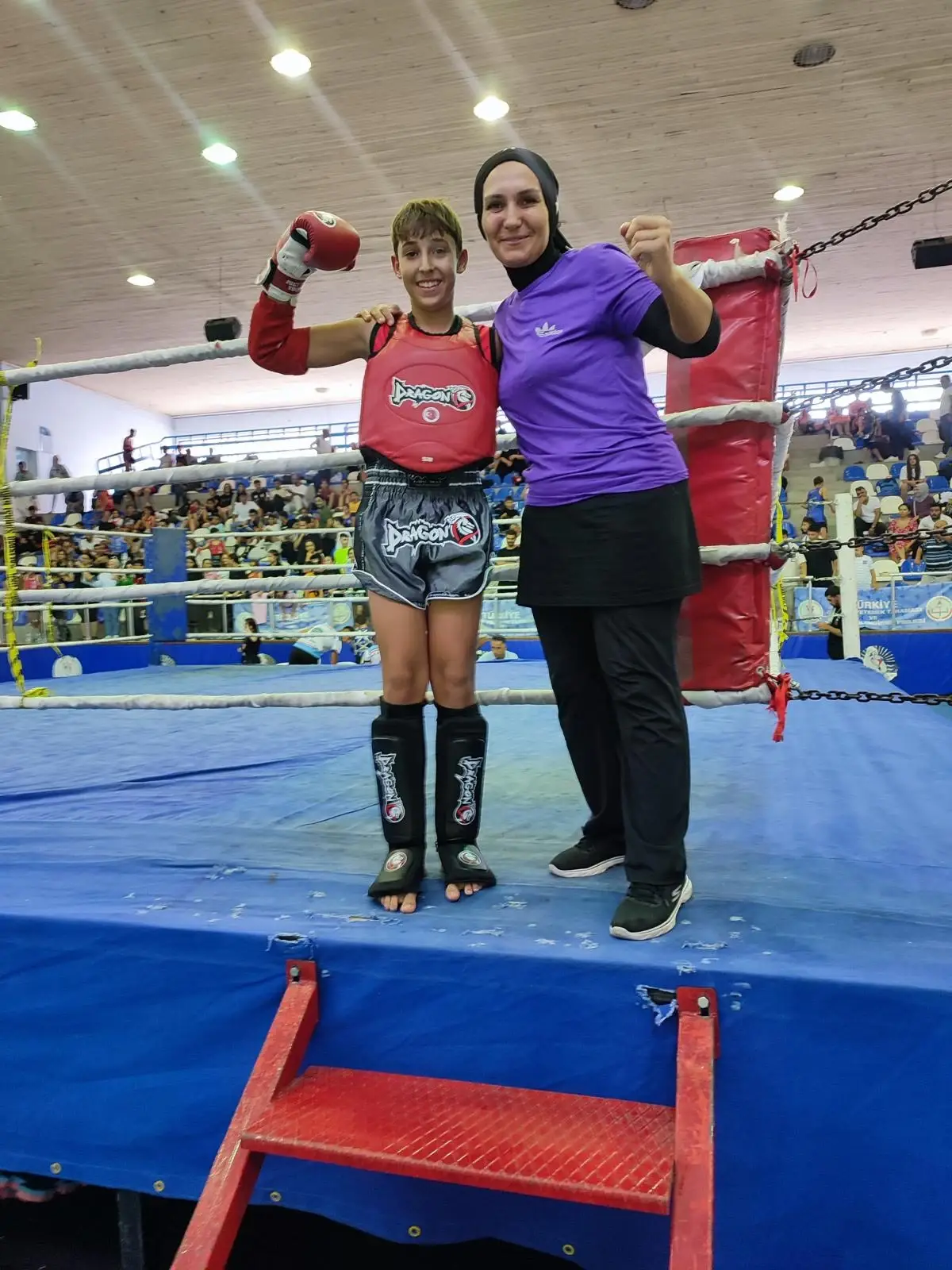 Göktürk Arena antrenörü ve genç sporcusu ring kenarında