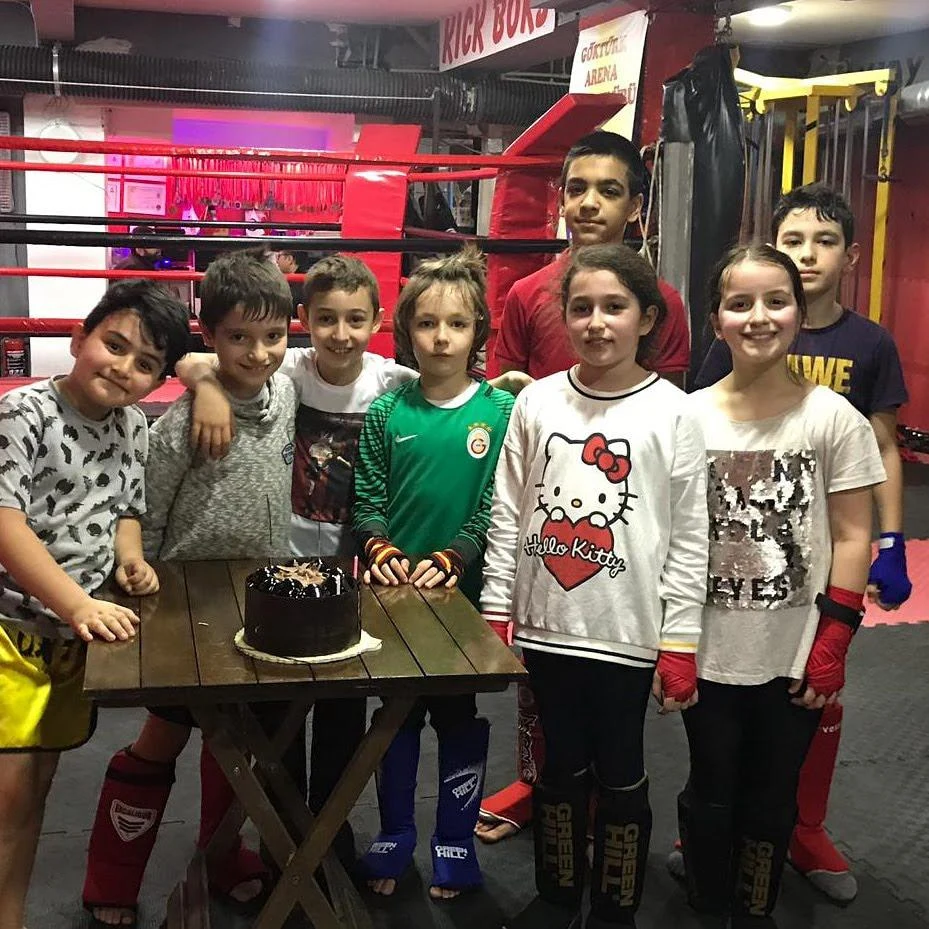 Göktürk Arena çocuk grubu salonda kutlama yaparken