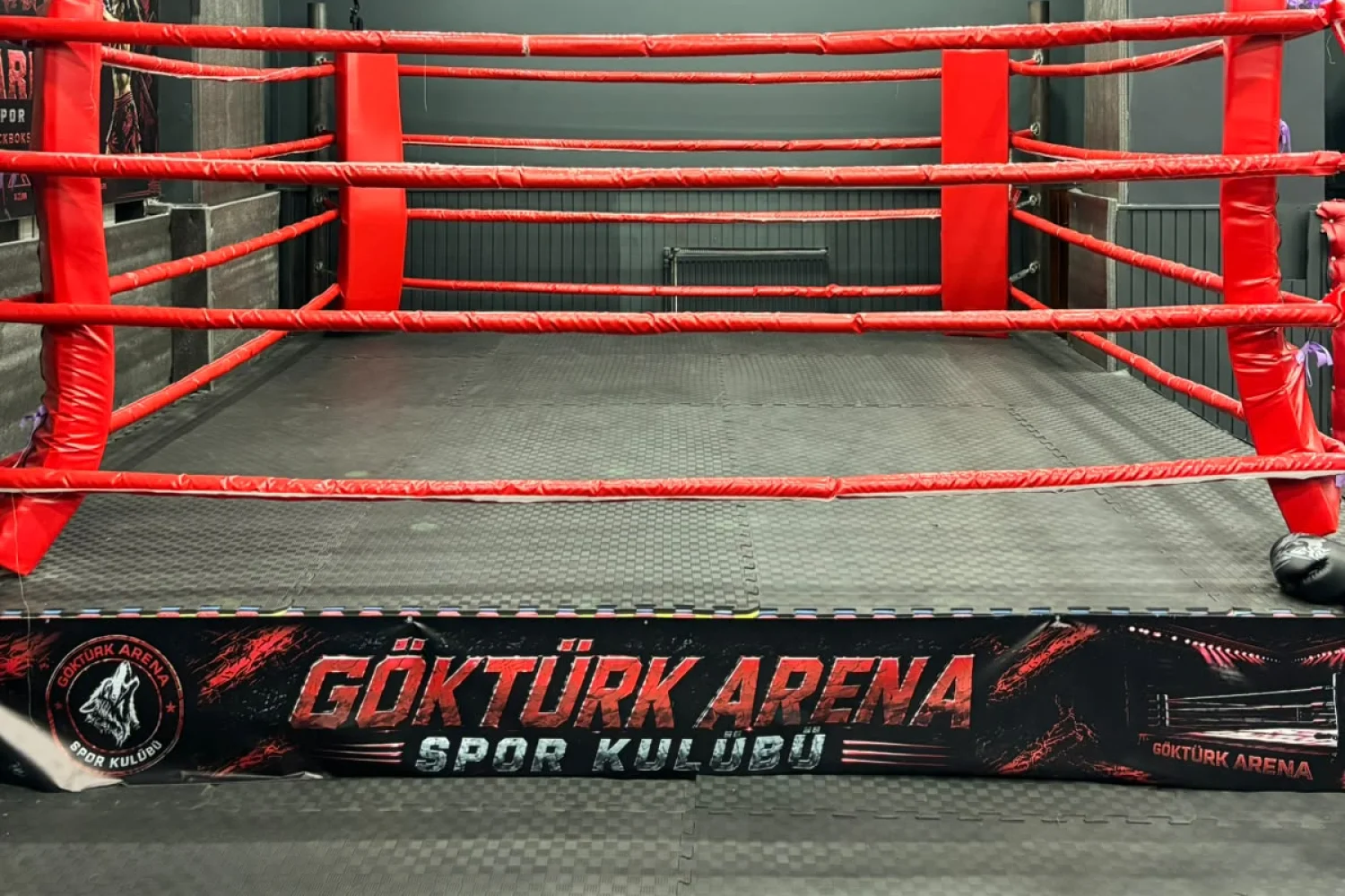 Göktürk Arena Göktürk şubesindeki ring; önünde Göktürk Arena Spor Kulübü yazılı bant