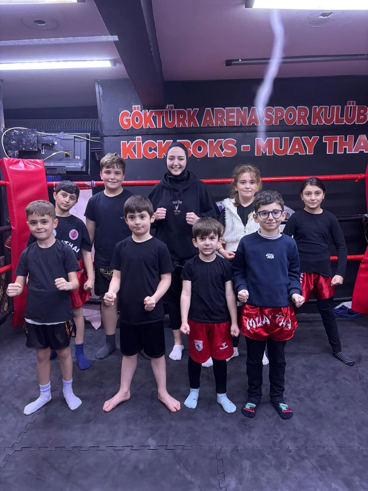 Göktürk Arena minikler grubu salonda antrenör ile