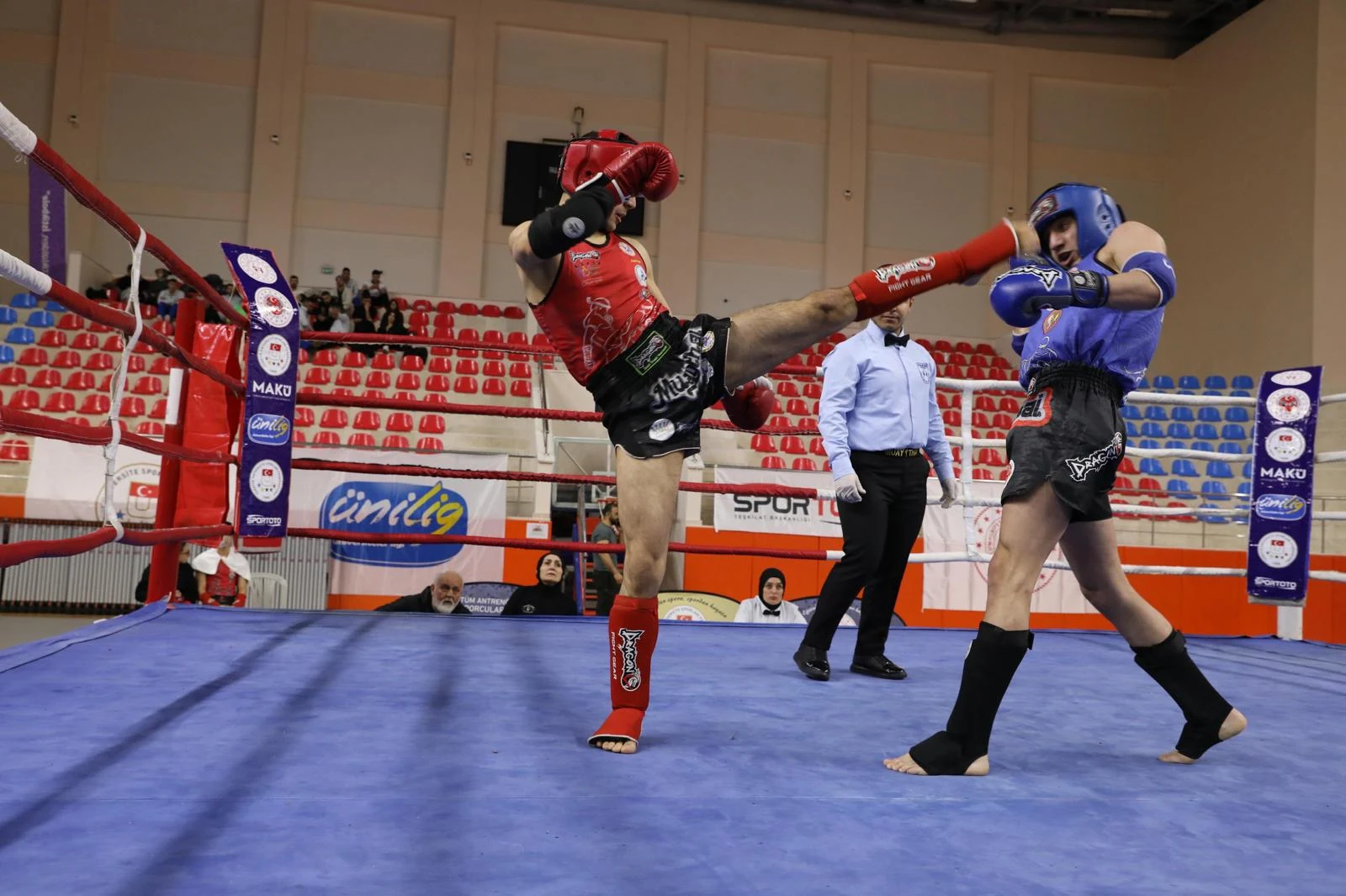 Muay Thai müsabakasında yüksek tekme anı