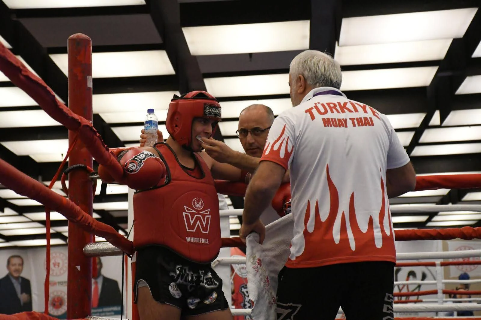 Göktürk Arena ekibi ring köşesinde sporcusuna mola veriyor