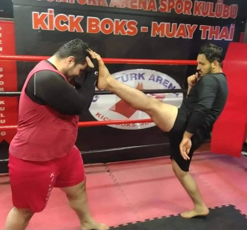 Göktürk Arena salonunda kick boks tekme çalışması