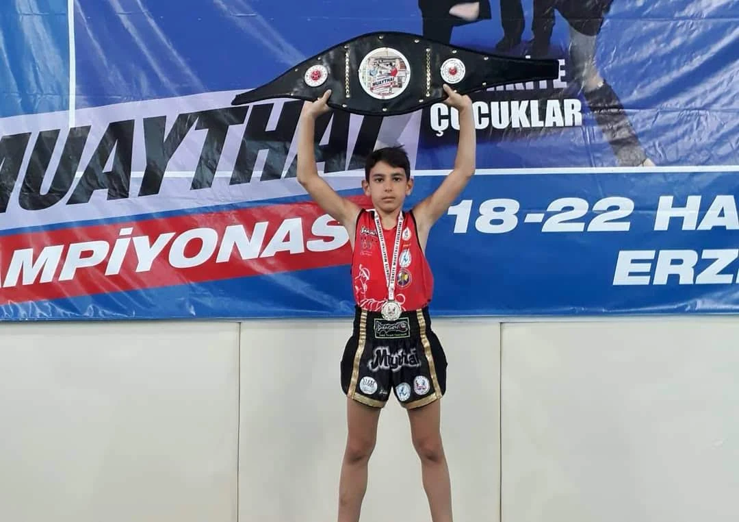 Göktürk Arena sporcusu şampiyonluk kemerini havaya kaldırıyor