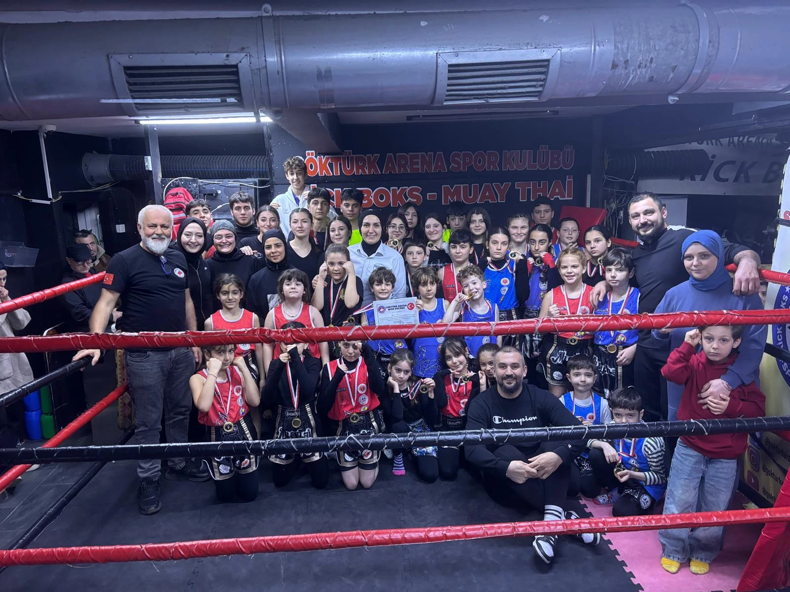 Göktürk Arena Spor Kulübü sporcuları ve antrenörleri salonda toplu halde